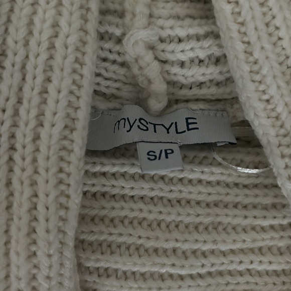 Unique ladies sweater with fold down turtle neck - Picture 6 of 6